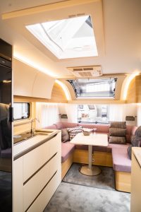 Kijkje vanuit de keuken naar de boeg…