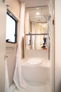 De moderne badkamer met spiegelwand