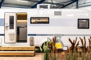 Het elegante exterieur van de Adora 613 PK Let op het hoger geplaatste service luik, de nieuwe bredere entreedeur van 66 cm met afneembare prullenbak en het horizontale keukenraam.