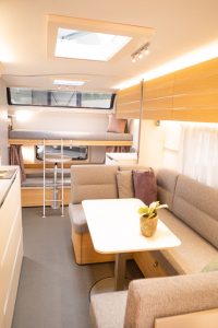 Kijkje vanuit de keuken naar het achterdeel