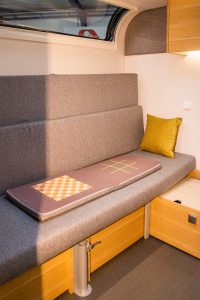 De gezellige loungebank voor de kinderen