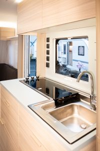 De moderne middenkeuken…