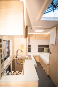 In het achterdeel twee eenpersoonsbedden…