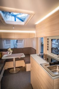 Indirecte verlichting in de keuken en zithoek