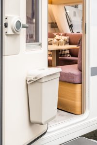 De bredere entreedeur (66 cm) met uitneembare prullenbak