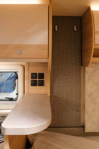 Handige wandhaken voor de kleding in het slaapvertrek