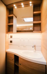 Naast het bed een royale wastafel…