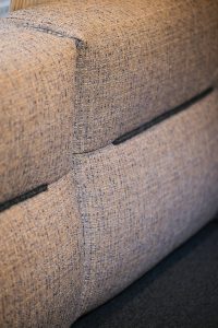 De lichtkleurige bekleding past perfect bij het meubeldecor