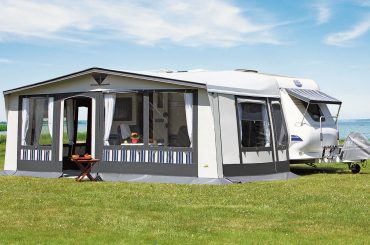 De Tango 300 (ook verkrijgbaar met een diepte van 240 centimeter) is de extra diepe voortent voor jaarkampeerders met handige oplossingen.