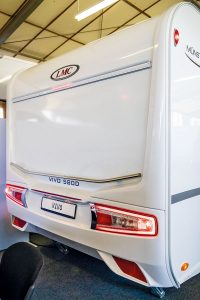 De achterzijde met geintegreerde moderne verlichting