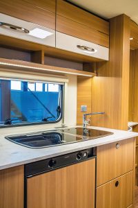 De keuken met extra breed aanrecht in wit