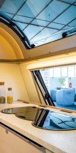 De luxe frontkeuken met panoramadakluik