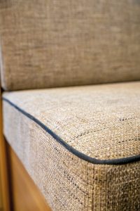 De nieuwe antraciet bies in de zithoekbekleding