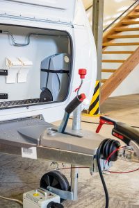 De rolbare afvalwatertank heeft een plekje in de disselbak