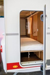 Eenvoudig via de garage te bereiken opbergruimte onder het stapelbed