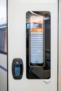 Het grote raam in de deur met verduisteringsgordijn