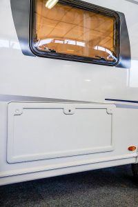 Het grote serviceluik aan de tentzijde