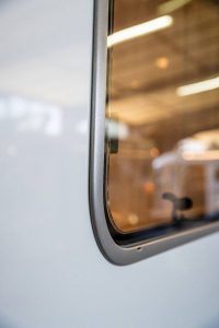 Kaderramen met multifunctionele rollos - optie