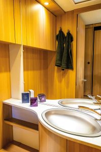 Kijkje in de royale Badkamer…