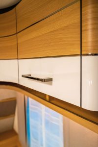 Tijdloos houtdecor met witte accenten