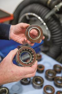 Aan deze kogellagers moeten cursisten kunnen herkennen wat de slijtage is