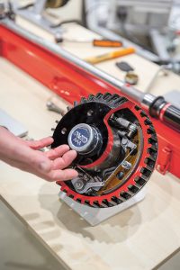 De as met de zelfstellende remmen is als lesmateriaal opengemaakt, zodat de complexiteit van het binnenwerk te zien is