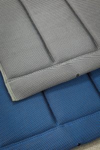 De luxe 3D-mesh stof is er in de kleuren grijs en blauw