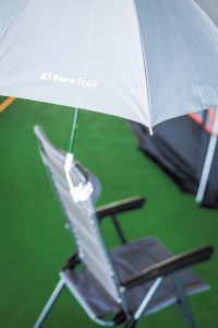 De parasol past op iedere stoel en is verkrijgbaar in verschillende kleuren