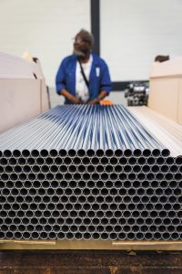 De productie van iedere stoel begint met zes meter aluminium buis