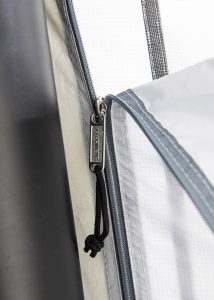 Gaaspanelen met rits achter de deuren en ramen