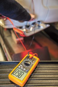 Het doormeten van elektrische bedrading voorkomt onnodige vervangen van onderdelen