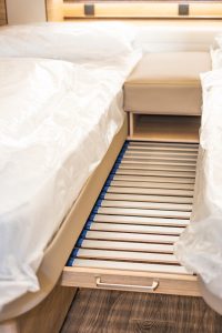 Maak in de Fendt Bianco 515 SG een groot tweepersoonsbed door de extra lattenbodem naar voren te trekken en van een matras te voorzien