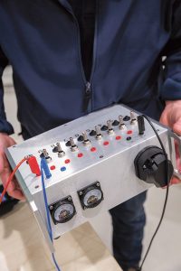 Met dit kastje kunnen de cursusleiders storingen in elektrische systemen nabootsen