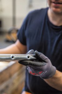 Na het buigen van de buizen worden de gaten erin geboord