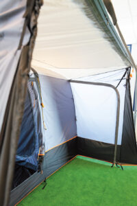 De aansluittunnel kan op verschillende manieren aan de bus worden bevestigd