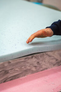 De matras wordt opgebouwd uit diverse schuimlagen