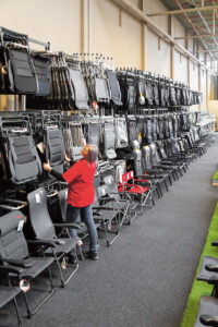 Een complete wand met stoelen