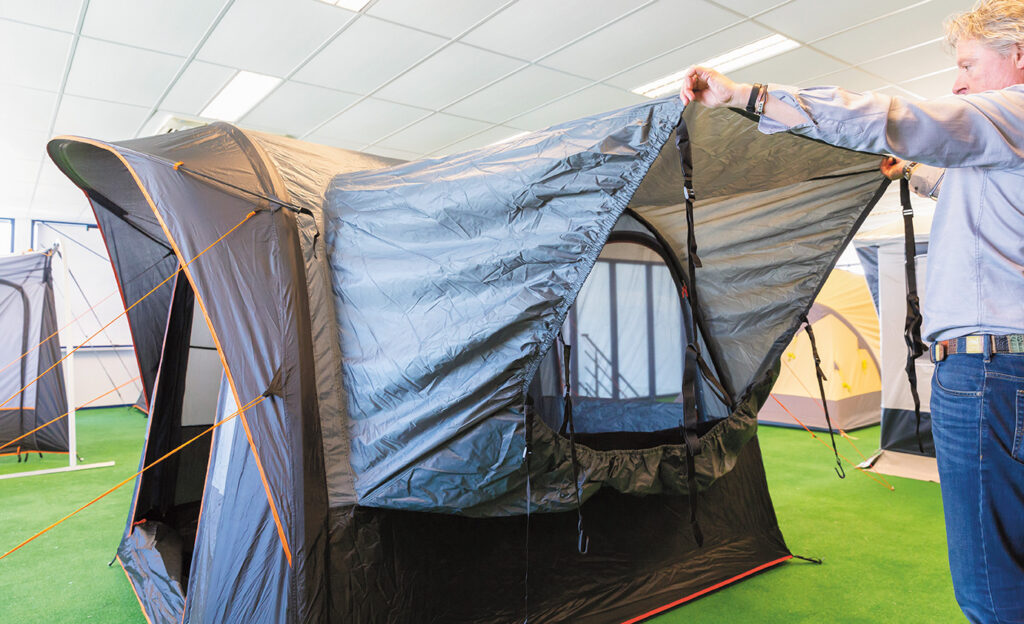 Maak je leefruimte snel en eenvoudig groter en koppel de autotent af als je op pad gaat