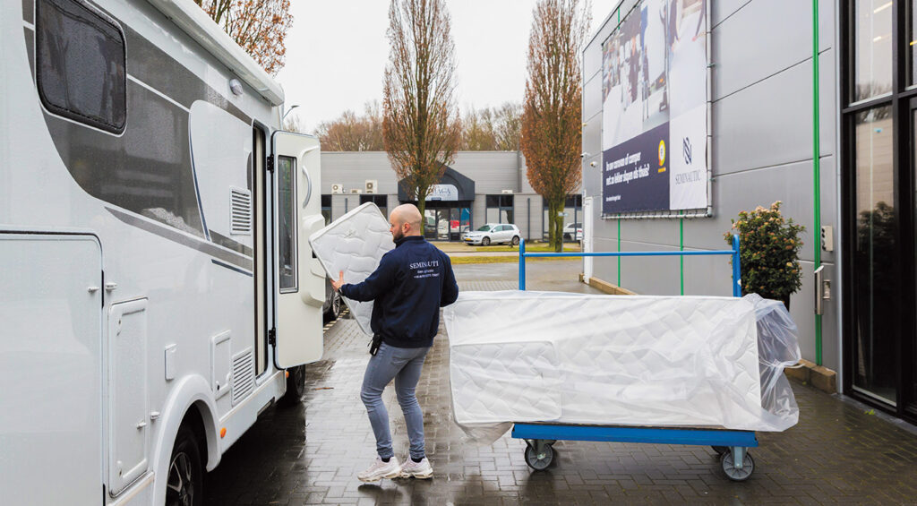 Na handmatige productie is de matras klaar en lopen we samen met de medewerker van Seminautic richting de camper