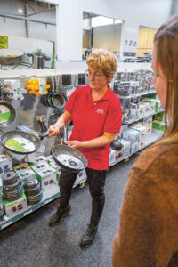 Ruim assortiment kookaccessoires en servies