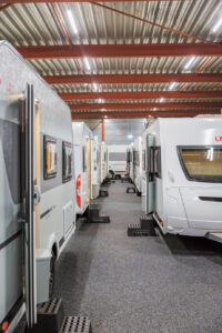 De lange rijen nieuwe modellen in de showroom