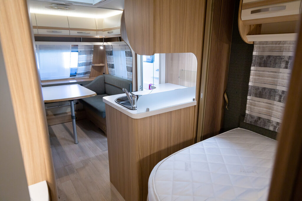 De tweedehands Fendt Bianco Activ 495 SFR met middenkeuken