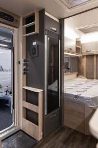 CaravanCentrum Treffers - Sprite Cruzer - koelkast en bed