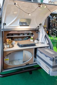 Caretta 1500 - Keuken met kasten en koelkast