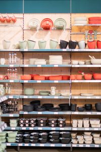 De nieuwe serviescollectie van Mepal is er in vier kleuren: Nordic sage, white en black of Vivid mauve.
Handig! De Silueta bestekset van Mepal wordt door de houder eenvoudig bij elkaar gehouden.