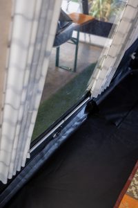 De gordijnen in de Unico Milaan lopen langs een railtje zodat ze goed tegen het raam sluiten