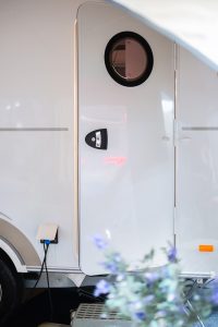 Hobby Beachy 420 - Opvallend detail in de toegangsdeur - het ronde raam