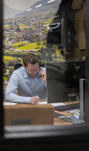 Medewerkers zijn dankzij het glas in hun werkplekken te zien