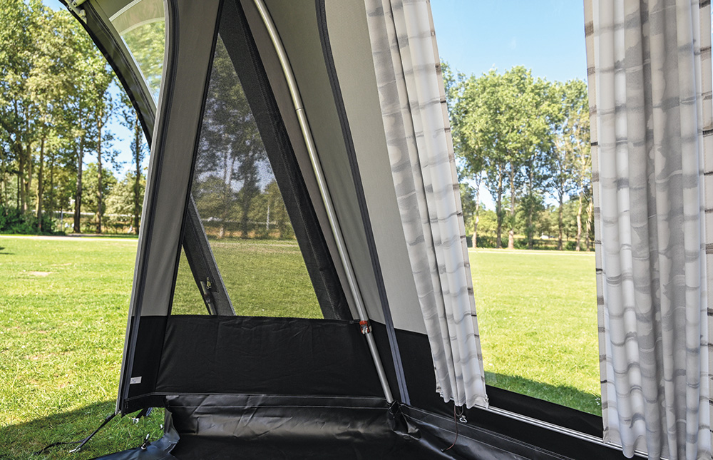 Als je kiest voor gordijnen in je Unico voortent - hangen deze aan twee roedes waardoor ze netjes de lijn van het tentdoek volgen