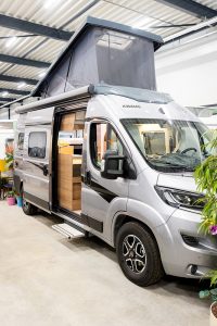 Binnen staan nieuwe Knaus campers en vanaf het najaar 2020 worden er ook campers verhuurd